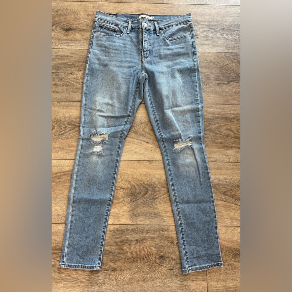 EUC• LEVI’S 311 SHAPING SKINNY WOMEN'S JEANS•Light Wash (31/32)